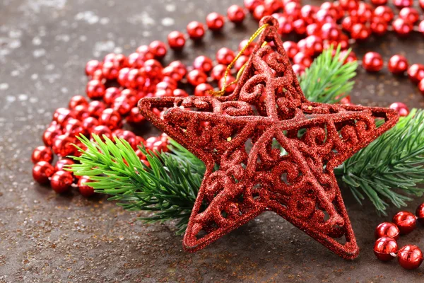 Abete di Natale con decorazione su sfondo di ferro — Foto Stock