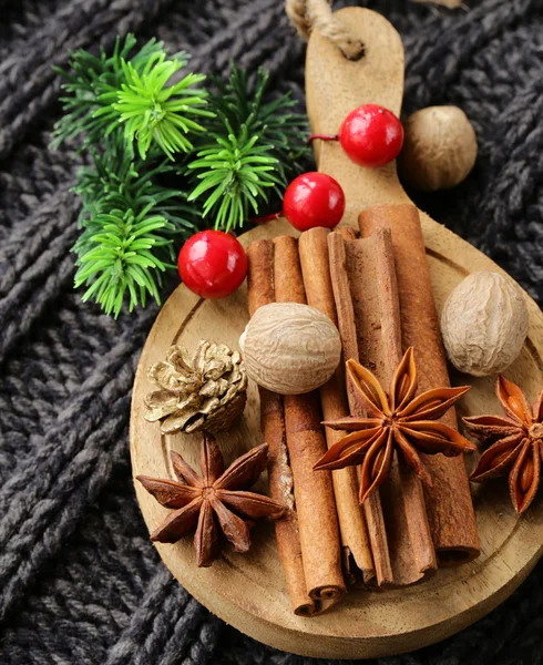 Natale caldo sfondo lavorato a maglia con abete e spezie anice, cannella — Foto Stock
