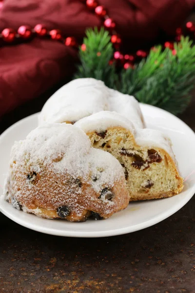 Gâteau de Noël traditionnel gonflé aux raisins secs et sucre en poudre — Photo