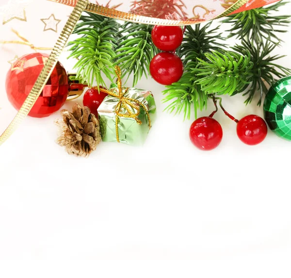 Kerstmis witte achtergrond met fir tree en decoraties — Stockfoto