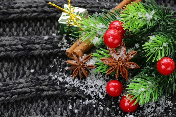 Kerstmis warme gebreide achtergrond met fir tree en specerijen anijs, kaneel — Stockfoto