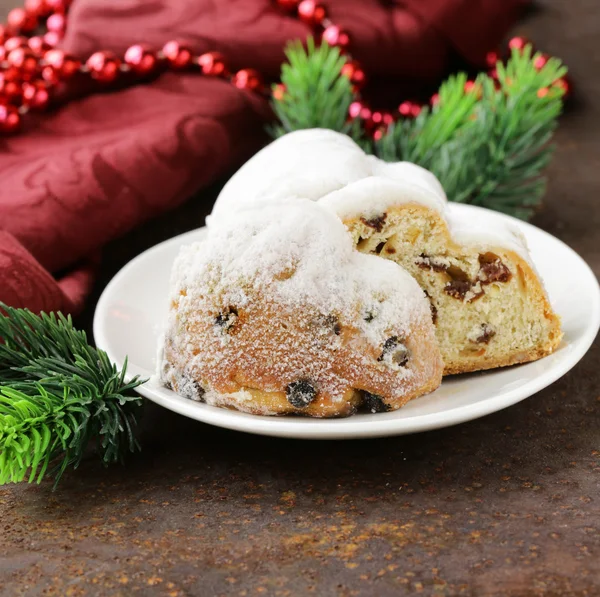 葡萄干和糖粉的传统圣诞烘焙蛋糕 — 图库照片