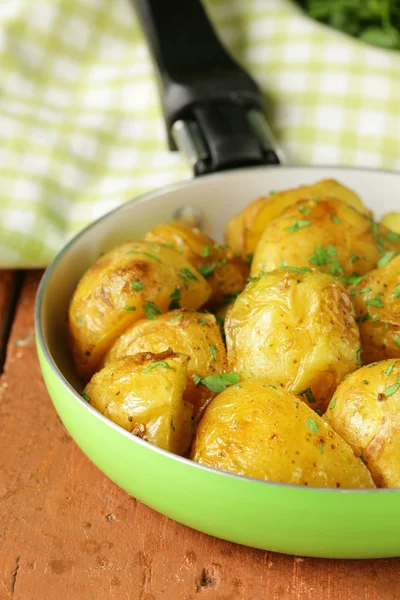 Patatas al horno sabrosas con hierbas en la sartén — Foto de Stock