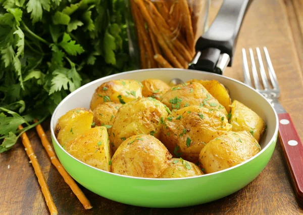 在锅中的香草的美味烤的土豆 — 图库照片