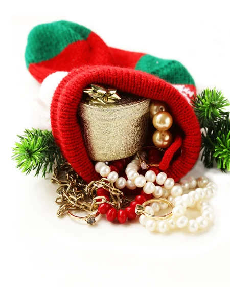 Chaussette de Noël avec des cadeaux précieux (perle, bagues en diamant, or ) — Photo