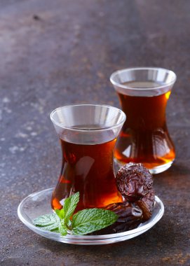 Türk çayı tatlı tarihleri ile geleneksel cam