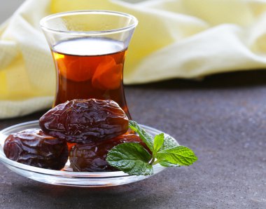 Türk çayı tatlı tarihleri ile geleneksel cam