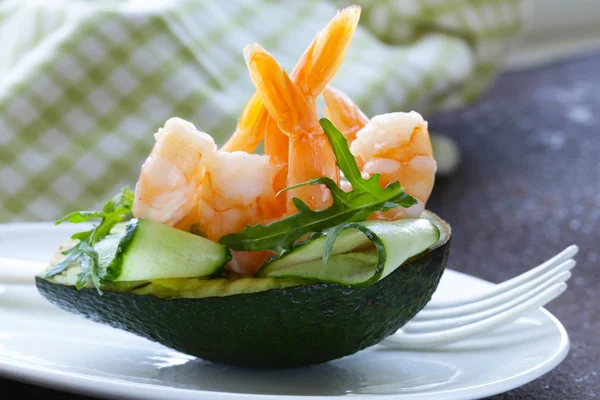 Verse avocado met garnalen en komkommer geserveerd op een plaat — Stockfoto