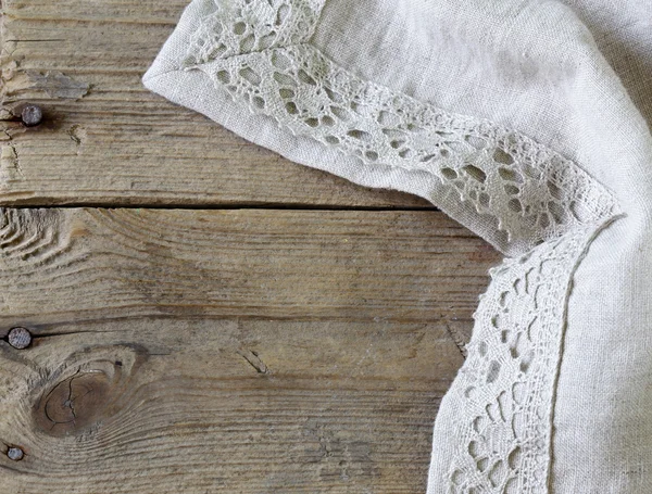 Vieux fond en bois avec serviette en dentelle de lin gris — Photo