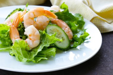 Yeşil salata ile taze salatalık ve karides