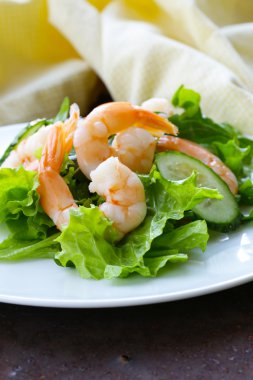 Yeşil salata ile taze salatalık ve karides