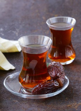 Türk çayı tatlı tarihleri ile geleneksel cam