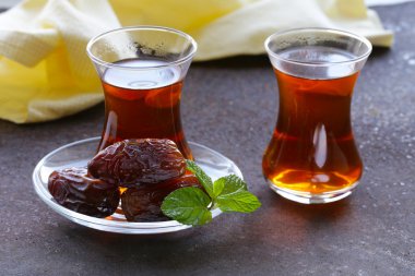 Türk çayı tatlı tarihleri ile geleneksel cam