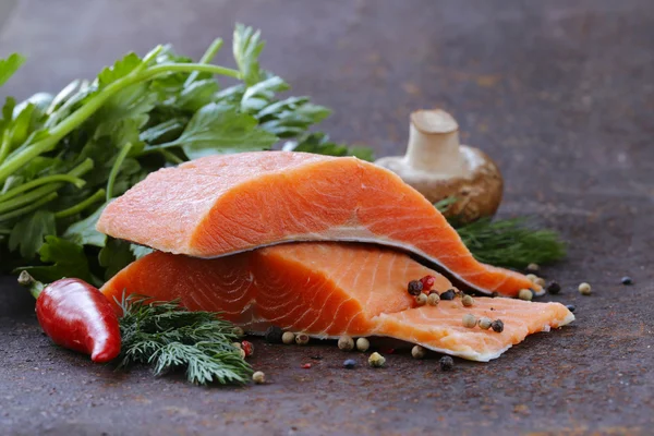 (Piros hal) friss lazac filé fűszernövények, fűszerek és zöldségek - egészséges táplálkozás — Stock Fotó