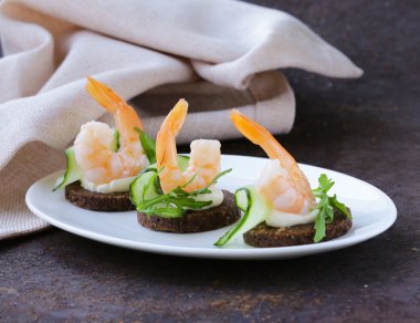 Taze salatalık, roka ve karides meze kanepe