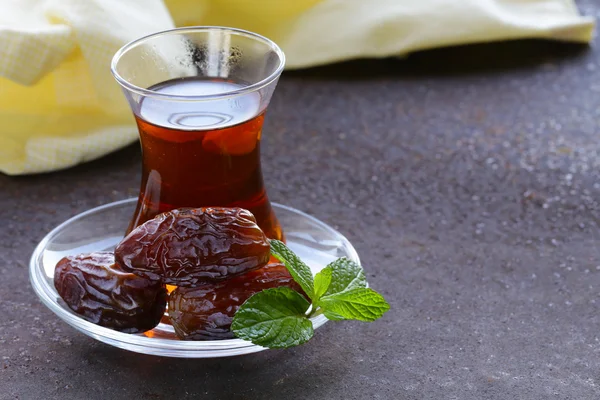 Turkiskt te i traditionell glas med söt datum — Stockfoto