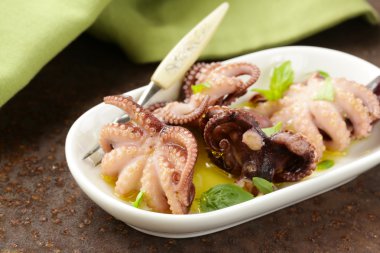 Meze küçük ahtapot (kalamar) fesleğen ve zeytin yağı ile Marine