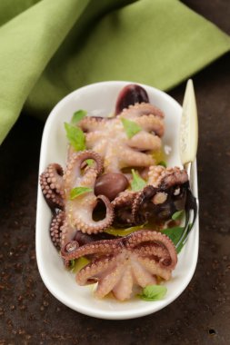 Meze küçük ahtapot (kalamar) fesleğen ve zeytin yağı ile Marine