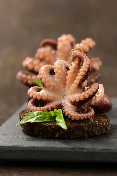Aperitivo pequeño pulpo marinado (calamar) con albahaca y aceite de oliva —  Fotos de Stock
