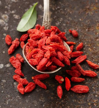 Eski demir arka plan üzerinde yararlı kırmızı goji meyveleri