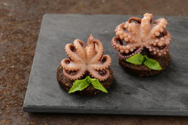 Meze küçük ahtapot (kalamar) fesleğen ve zeytin yağı ile Marine