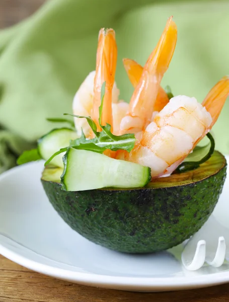 Fresh avocado with shrimp and cucumber served on a plate — Stock Photo, Image