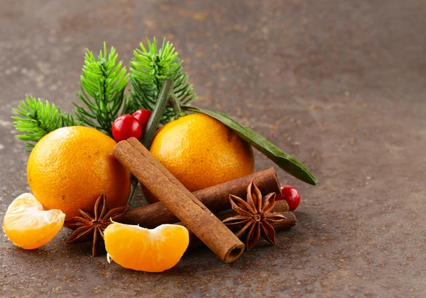 Composizione natalizia con mandarino fresco, cannella, anice — Foto Stock