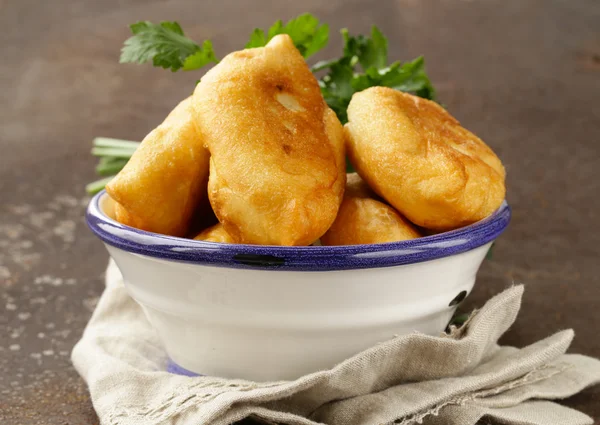 Torte fritte fatte in casa con patate, in stile rustico — Foto Stock