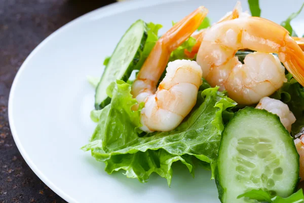 Green salad with fresh cucumbers and shrimps — Stock Photo, Image
