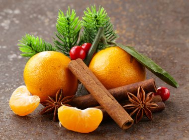 Taze mandarin portakal, tarçın, anason ile Noel kompozisyon