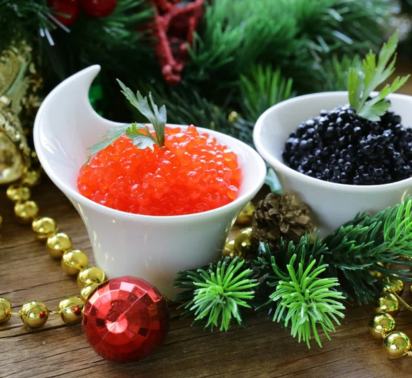 Aperitivo festivo delicadeza caviar rojo y negro, Navidad Bodegón — Foto de Stock