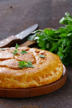 Ev yapımı etli börek patates ve kekik ile