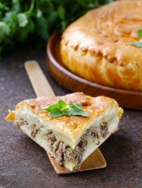 Ev yapımı etli börek patates ve kekik ile