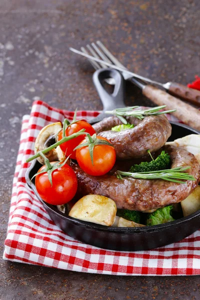 Hemgjord kött korv med grönsaker garnering (broccoli och champinjoner) — Stockfoto