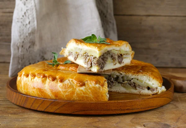 Homemade meat pie with potatoes and oregano — Stock Photo, Image