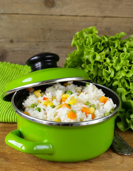 Garneer rijst met diverse groenten (wortelen, maïs en groene erwten) — Stockfoto