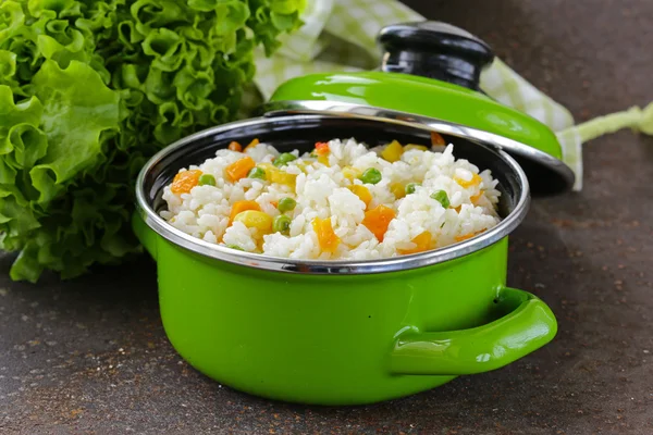 Udekorować ryżu z różnych warzyw (marchew, kukurydza i groszek zielony) — Zdjęcie stockowe