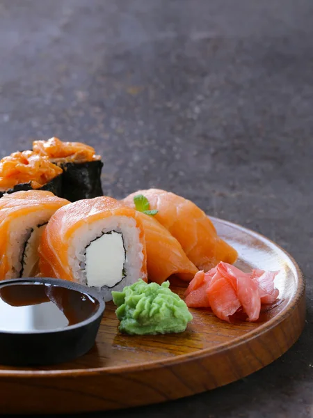 Menu różne sushi z łososiem - tradycyjne dania kuchni japońskiej — Zdjęcie stockowe