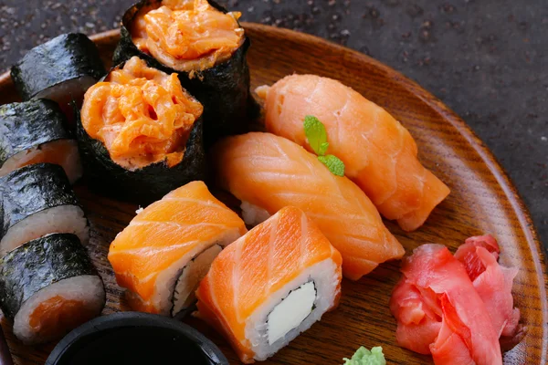 Menu de sushi variado com salmão - Cozinha tradicional japonesa — Fotografia de Stock