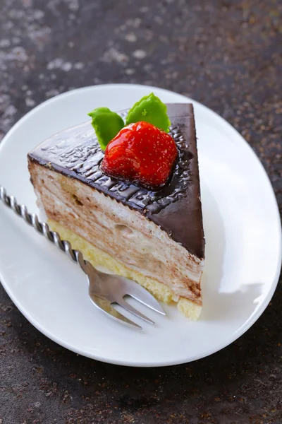 Stück köstliches Dessert festlichen Kuchen mit Schokolade und Früchten — Stockfoto