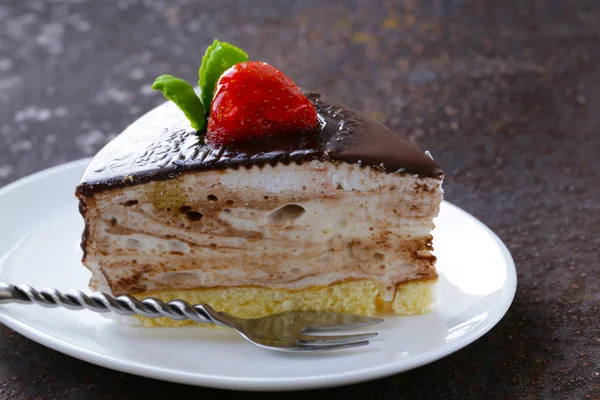 Bit av läcker dessert festlig kaka med choklad och frukt — Stockfoto