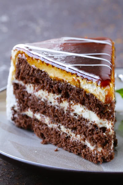 Pedazo de delicioso postre pastel festivo con chocolate y frutas —  Fotos de Stock