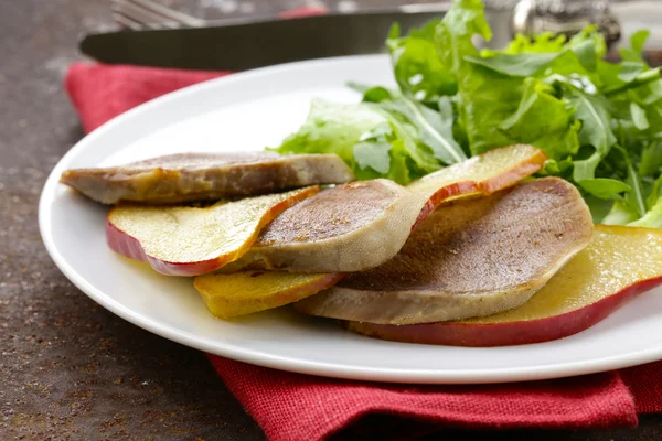 Gourmet-Salat mit gegrillter Rinderzunge und Birne — Stockfoto