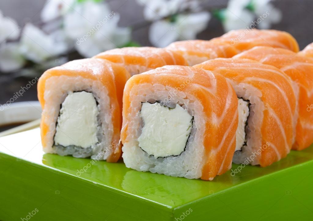 sushi con salmon
