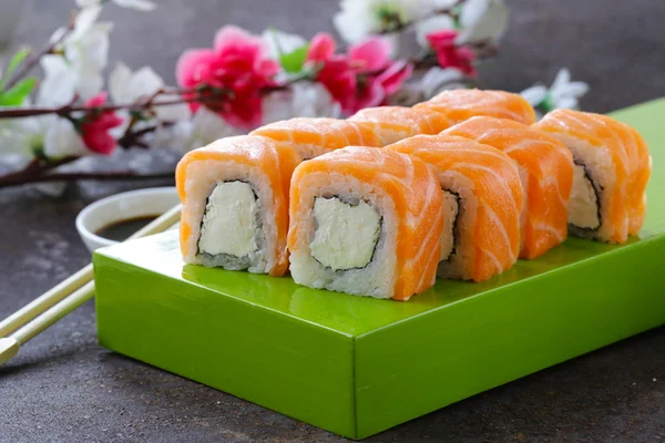 Sushi roll met rode zalm en philadelphia kaas — Stockfoto