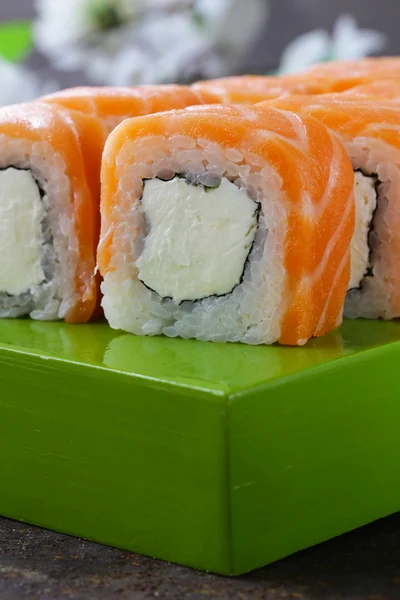 Sushi rulle med röd lax och philadelphia ost — Stockfoto