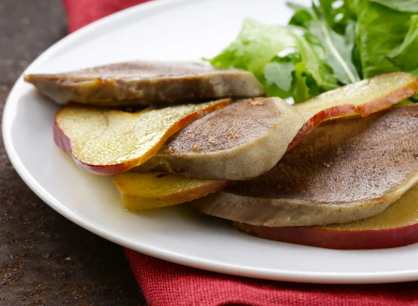 Gourmet-Salat mit gegrillter Rinderzunge und Birne — Stockfoto