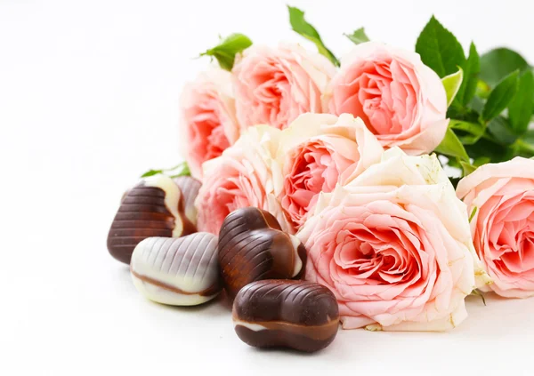 Cukierki czekoladowe w kształcie serca i róż na wakacje walentynki — Zdjęcie stockowe