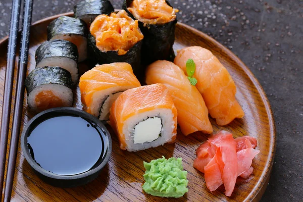 Menu różne sushi z łososiem - tradycyjne dania kuchni japońskiej — Zdjęcie stockowe