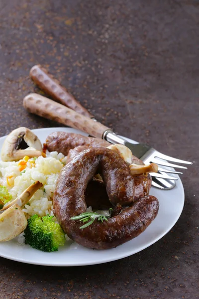 Hausgemachte Fleischwürste mit Gemüsegarnitur (Brokkoli und Pilze)) — Stockfoto